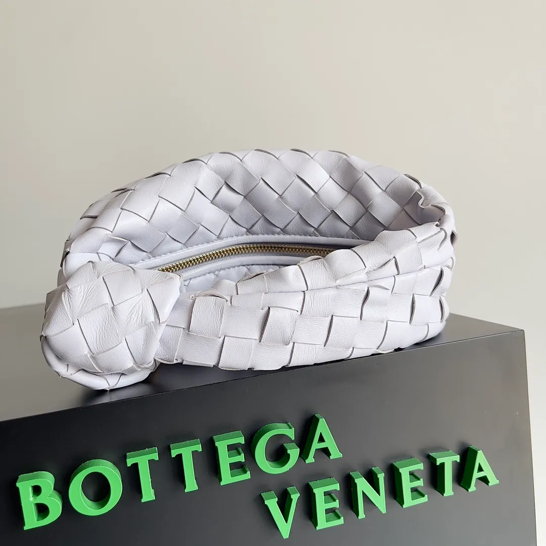 Batch 1120 Bottega veneta͙.——The latest braided and knotted hobo🔥 The top-grade lambskin leather is very soft, the bag shape is unique, practical and durable. It retains the traditional weaving elements while being a bit more flamboyant ~ Made of hand-woven sheepskin, zipper opening and closing, curved seamless structure, effortless to match. Highly recommended⚠️⚠️⚠️ The highest-end in the market🌈 Welcome to compare [Factory equipped with full package] size: 23x15x5cm.   Model: 651876